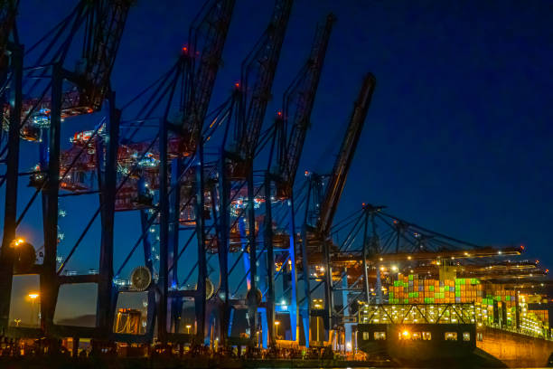 cargo terminal at night in hamburg harbor - hamburg germany harbor cargo container commercial dock imagens e fotografias de stock