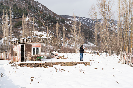 kar manzarası çeken doğa fotoğrafçısı. karla kaplı dağlık arazi ve mavi gökyüzü görüntüsü full frame makine ile çekilmiştir.
