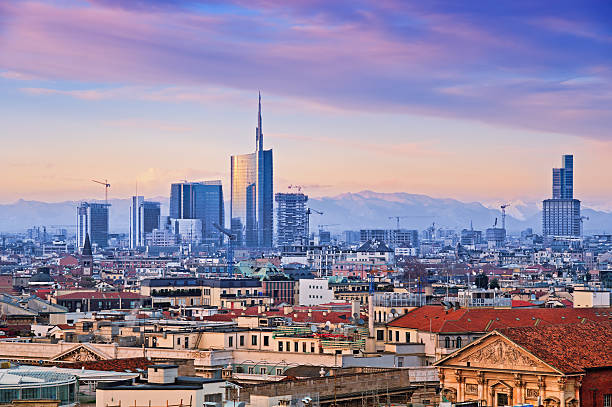 милан («дуомо ди милано»). италия. - aerial view city urban scene italy стоковые фото и изображения
