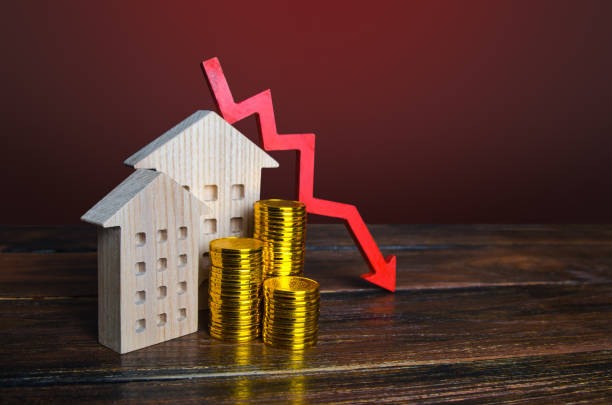 Red down arrow and houses. Falling real estate market. Low housing prices. Reduced mortgage rates. Crisis. Maintenance cost. recession. Housing bubbles burst. Bankrupt and foreclose. Affordable home flecha roja hacia abajo y casas. caída del mercado inmobiliario. bajos precios de la vivienda. tipos hipotecarios reducidos. crisis. costo de mantenimiento. recesión. estallan burbujas inmobiliarias. quiebra y ejecución hipotecaria. casa asequible