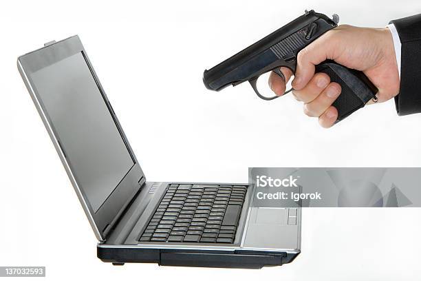 Hombre Con Pistola De Mano Apuntando En La Computadora Portátil Foto de stock y más banco de imágenes de Actividad