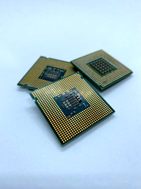tre micro processori impilano la vista ravvicinata isolata sul bianco - service electronics industry circuit board capacitor foto e immagini stock
