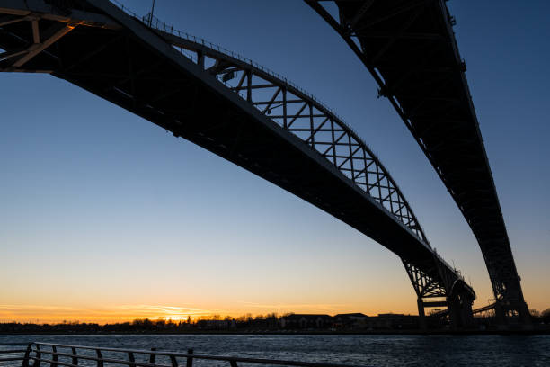 夜は下からカナダ、オンタリオ州サルニアのブルーウォーターブリッジ。吊り橋を渡る国際ボーダー。 - landmark of the world ストックフォトと画像