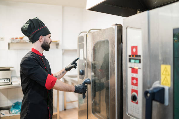 พ่อครัวเตรียมครัวพาณิชย์อาหาร