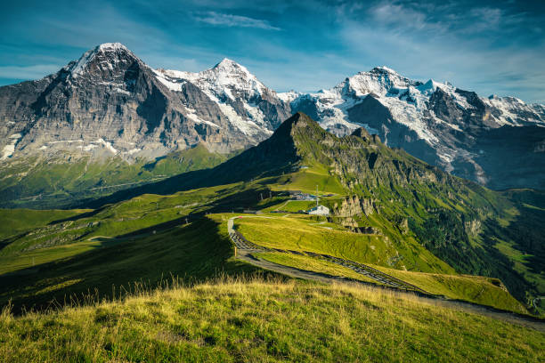 increíble vista de la cresta de la montaña desde la estación de mannlichen, grindelwald, suiza - jungfrau photography landscapes nature fotografías e imágenes de stock