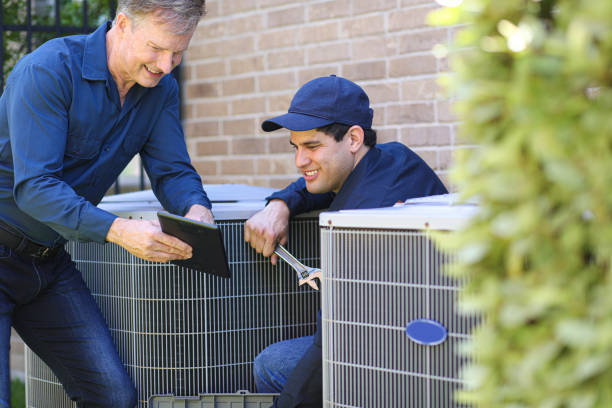 equipo multiétnico de reparadores de aires acondicionados de cuello azul en el trabajo. - electric motor fotos fotografías e imágenes de stock