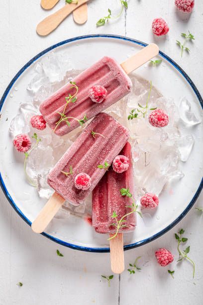 мороженое сорбет со вкусом свежей малины. - frozen sweet food стоковые фото и изображения