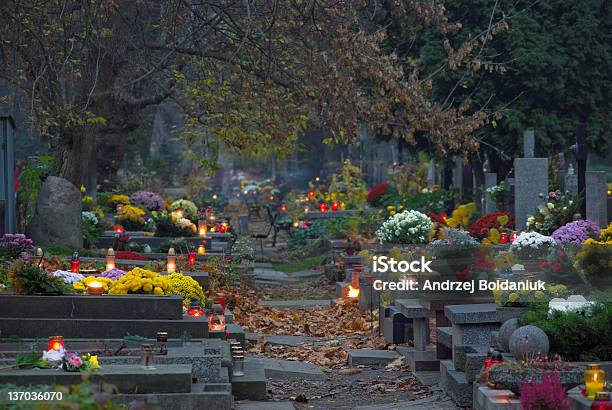 Alter Friedhof Stockfoto und mehr Bilder von Friedhof - Friedhof, Alt, Baum