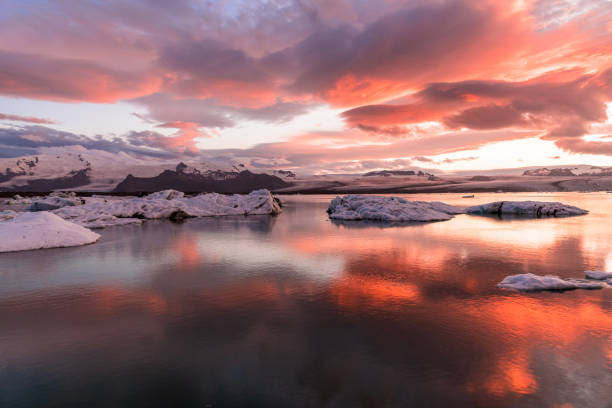 lagoa glaciar na islândia à meia-noite no verão - sol da meia noite - fotografias e filmes do acervo