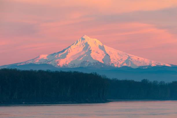 mt hood portland tramonto. - cascade range mountain alpenglow winter foto e immagini stock