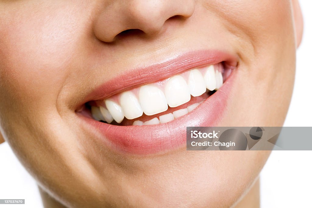 Sonriente Joven mujer con dientes blancos - Foto de stock de Sonreír libre de derechos