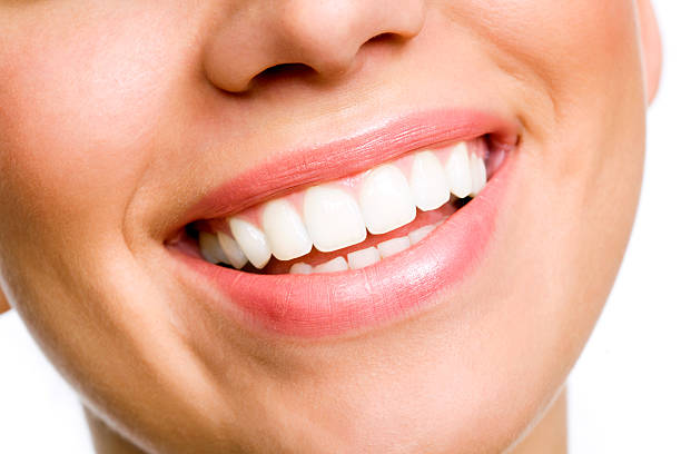 sonriente joven mujer con dientes blancos - dientes humanos fotografías e imágenes de stock