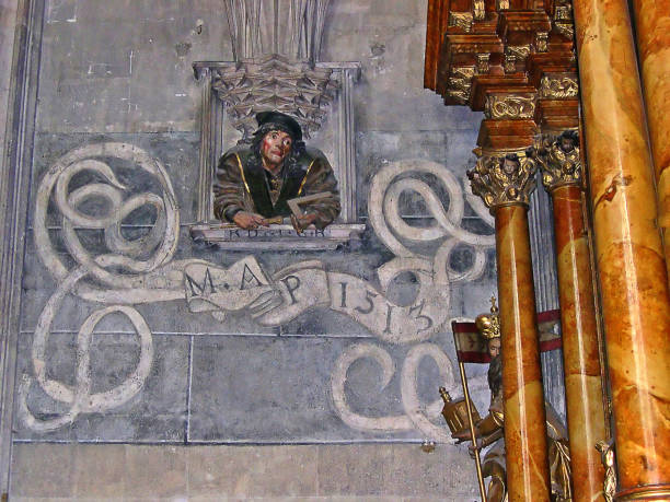 фигура паломника в соборе святого стефана в вене, австрия - altar church vienna gothic style стоковые фото и изображения