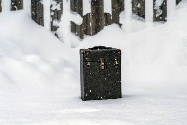 zabytkowa walizka pod śniegiem - suitcase old fashioned road retro revival zdjęcia i obrazy z banku zdjęć