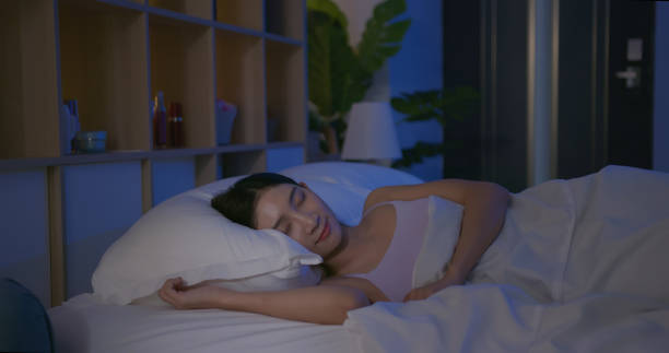 mujer asiática duerme bien - dormir fotografías e imágenes de stock