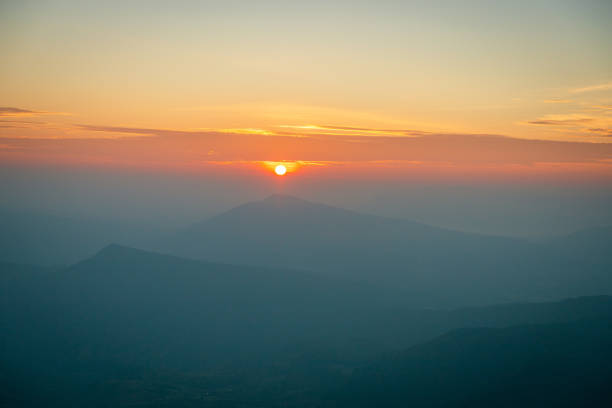 lever de soleil matinal et belle pinus kesiya arbre et vallée de la colline au point de vue - kesiya photos et images de collection