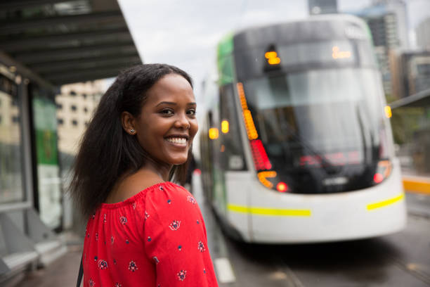 オーストラリアのダウンタウンを探索する若い女性 - transportation public transportation melbourne victoria state ストックフォトと画像