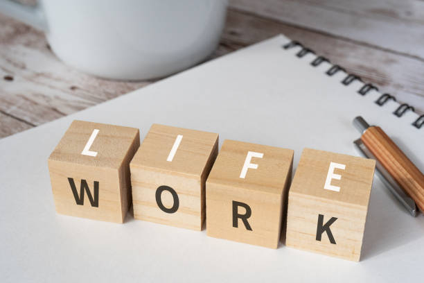 blocchi di legno con testo concettuale "life" e "work", una penna, un quaderno e una tazza. - work life balance foto e immagini stock