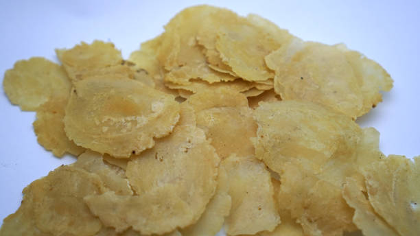 Raw emping melinjo,one of indonesian snack crackers.melinjo cracker are made from melinjo seeds that beaten until flat, fried emping usually used as addition to Indonesian dish like soto,gado-gado etc melinjo de emping crudo, una de las galletas de bocadillos de indonesia.melinjo cracker están hechas de semillas de melinjo que se baten hasta que están planas, emping fritas que generalmente se usan como adición al plato indonesio como soto, gado-gado,