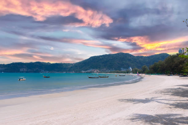magische farben des sonnenuntergangs über beach phuket thailand - strand patong stock-fotos und bilder