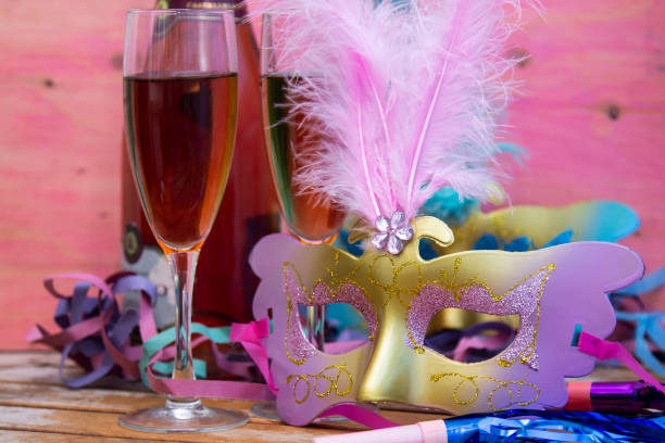 máscaras de carnaval con botella de champán y copas de cristal. feliz carnaval - liquid crystal display fotografías e imágenes de stock