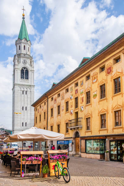 cortina d'ampezzo, corso italia (wenecja euganejska, włochy) - veneto cortina dampezzo hotel mountain zdjęcia i obrazy z banku zdjęć