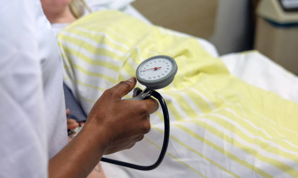 유색 여성 간호사는 병원에서 침대에 누워 환자의 혈압을 측정 - 선택적 초점과 많은 카피 스페이스 - risk factors condition diabetes 뉴스 사진 이미지