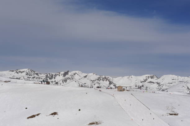 ośrodek narciarski w grandvalira w pirenejach w andorze ze śniegiem w słoneczny zimowy dzień - sunny day mountain mountain range winter zdjęcia i obrazy z banku zdjęć