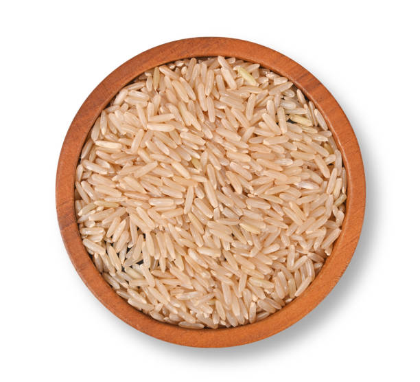 白い背景に孤立した玄米。トップビュー。 - coarse rice ストックフォトと画像