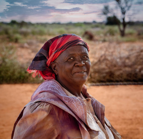 vieille femme africaine - nigeria african culture dress smiling photos et images de collection