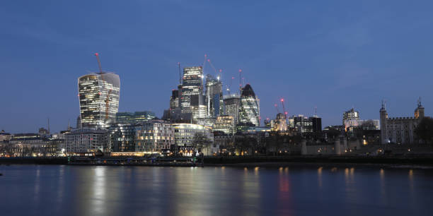 london tower bridge financial district skyscrapers morning cityscape - london england morning sunlight tower bridge imagens e fotografias de stock