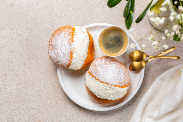 o maritozzo diretamente acima. massa italiana clássica, embalada cheia de chantilly e café expresso. o pão à base de massa é tipicamente comido em roma no café da manhã. - italian culture pastry food rome - fotografias e filmes do acervo