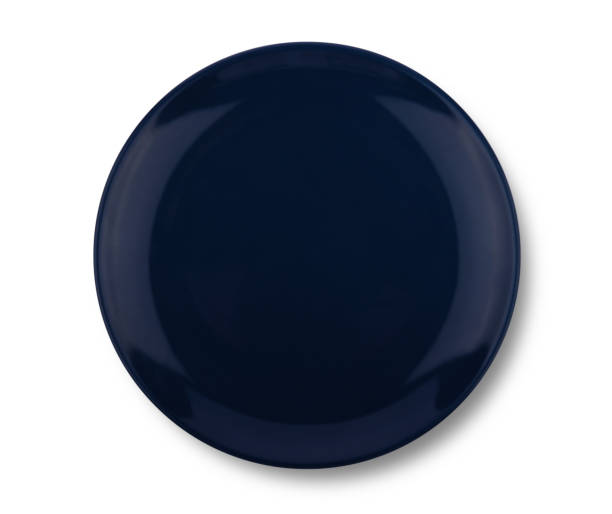темно-синяя пластина изолирована на белом фоне. - blue bowl brown ceramic стоковые фото и изображения