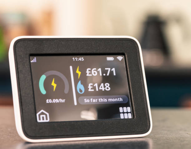 home energy smartmeter mit teurer monatlicher zahl - ölkrise stock-fotos und bilder