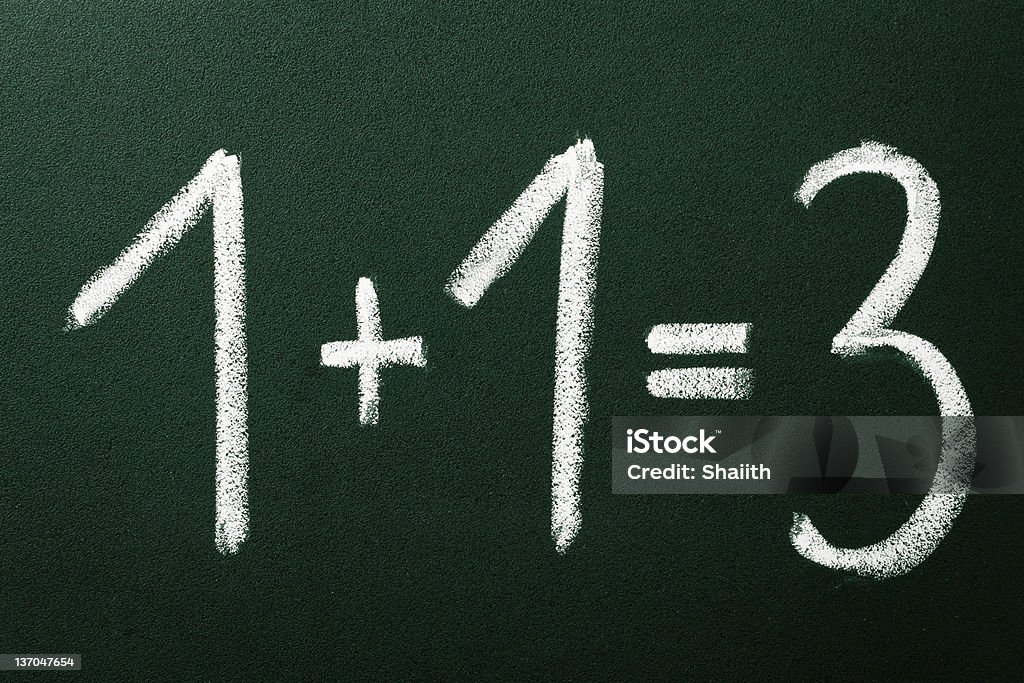 1 = 3 que des calculs mathématiques sur tableau noir vert - Photo de Chiffre 1 libre de droits