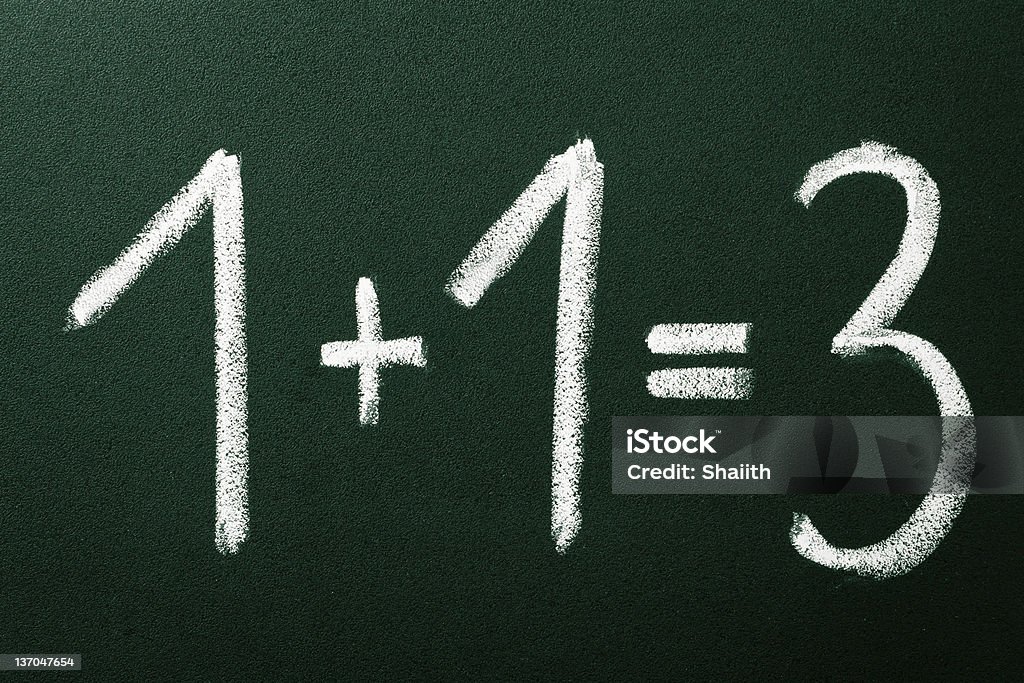 1, 1 = 3 jako obliczenia matematyczne na zielona Tablica - Zbiór zdjęć royalty-free (Liczba 1)