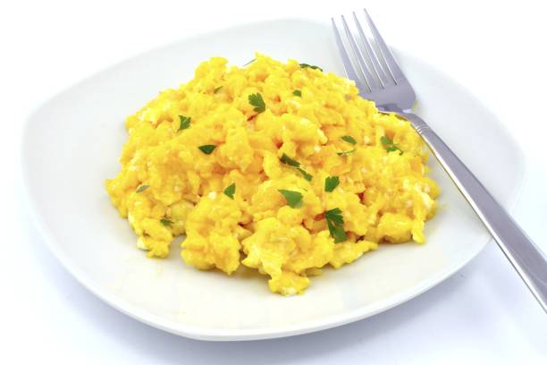 jajecznica - fork plate isolated scrambled eggs zdjęcia i obrazy z banku zdjęć