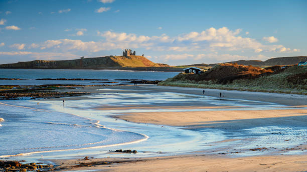 low newton beach et château de dunstanburgh - northumberland photos et images de collection