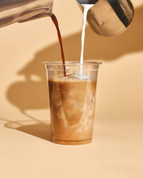 maqueta de leche de café helada en una taza de plástico dentro de una cafetería - alcorza fotografías e imágenes de stock
