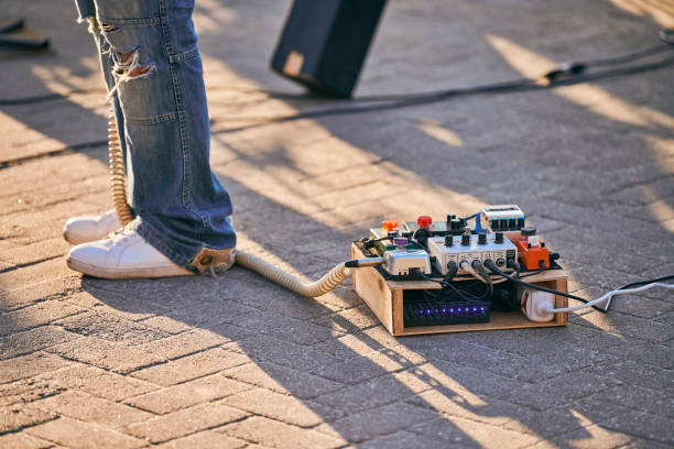 야외 록 파티에서 바닥에 일렉트릭 기타에 대한 효과 페달 상자, 기타 효과 단위 - guitar photographic effects guitar pedal amplifier 뉴스 사진 이미지
