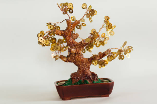 un arbre à monnaie chinois avec des pièces creuses jaunes au lieu de feuilles. un modèle en plastique en bois isolé sur fond blanc - symbol china ideas gold leaf photos et images de collection