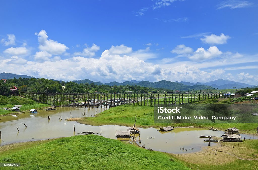 Vista di ponte di legno in Sangklaburi, Tailandia - Foto stock royalty-free di Albero