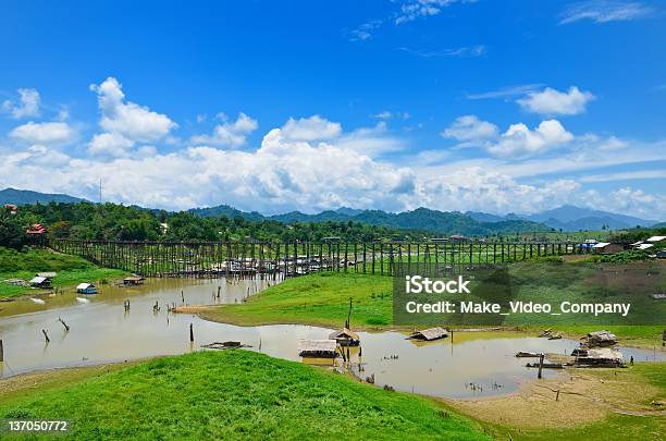 Vista Di Ponte Di Legno In Sangklaburi Tailandia - Fotografie stock e altre immagini di Albero - Albero, Albero tropicale, Ambientazione esterna