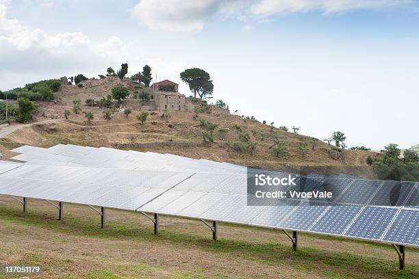 太陽電池植物でシチリアの国 - イタリアのストックフォトや画像を多数ご用意 - イタリア, オリーブの木, グリーンテクノロジー