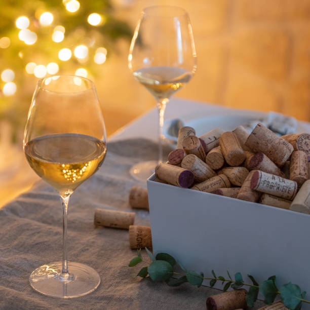 вино и праздничное свечение tablescape - винная пробка стоковые фото и изображения