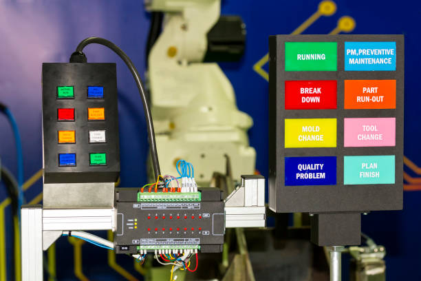 panneau de commande électrique avec équipement de contrôleur plc pour la fabrication d’automatisation dans un atelier - control panel power switch video game photos et images de collection