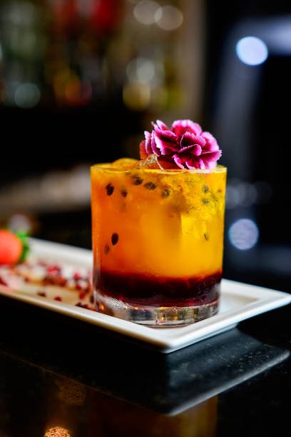 暗い背景を持つバーのプレートにイチゴとカラフルなカクテルをリフレッシュ - cocktail bar caipirinha drink ストックフォトと画像