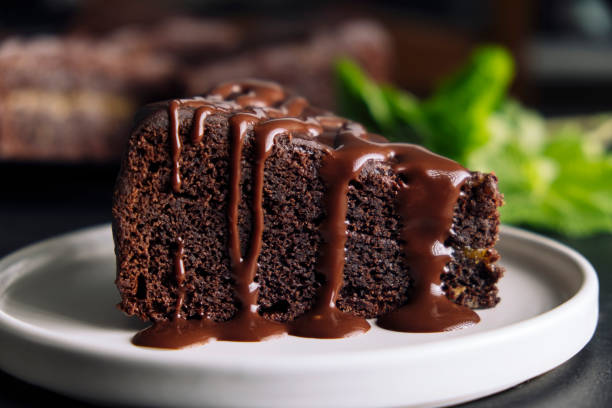 rebanada de pastel de chocolate con glaseado - panadería fotos fotografías e imágenes de stock