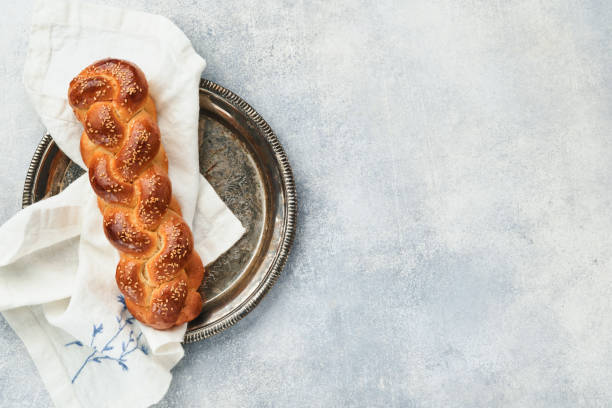 kompozycja ceremonii sabbath kiddush. chleb chałki. świeżo upieczony domowy pleciony chleb challah na szabat i święta na jasnoszarym tle, szabat shalom. widok z góry. miejsce na kopiowanie. - sabbath day obrazy zdjęcia i obrazy z banku zdjęć