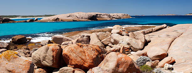 panorama spiaggia con grandi pietre - majestic landscape arid climate beach foto e immagini stock